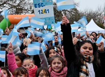 MÁS DE 1300 NIÑOS Y NIÑAS  DE 4° GRADO Y ADULTOS MAYORES PROMETIERON LEALTAD A LA BANDERA EN EL ANFITEATRO MUNICIPAL