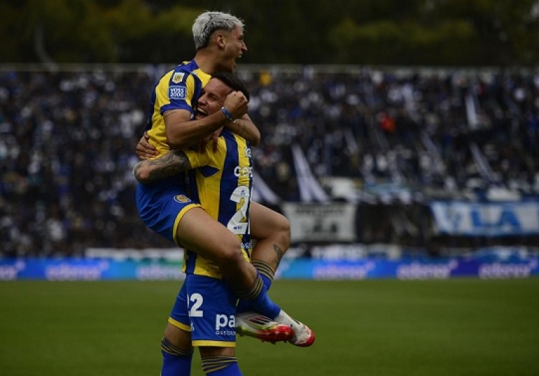 Central le ganó 3 - 0 a Gimnasia en La Plata y está en la cima de la tabla anual