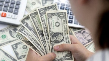 Reforma laboral: el BCRA habilitó el pago de salarios en dólares a través de las cuentas sueldo