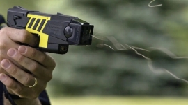 La policía ya usó la pistola Taser en Rosario para reducir a una mujer