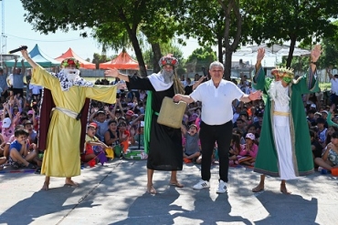 LOS REYES MAGOS VISITARON LAS ESCUELAS DE VERANO DE VILLA GOBERNADOR GÁLVEZ