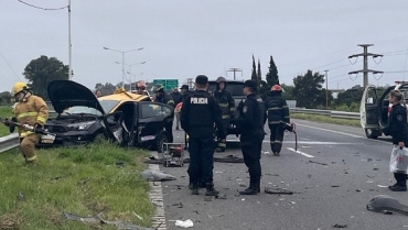 Un muerto tras un choque entre una camioneta y un taxi en Circunvalación altura Ayacucho