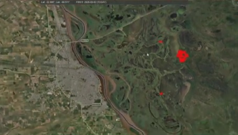 Fuego en las islas: más de 400 hectáreas arden frente al Monumento