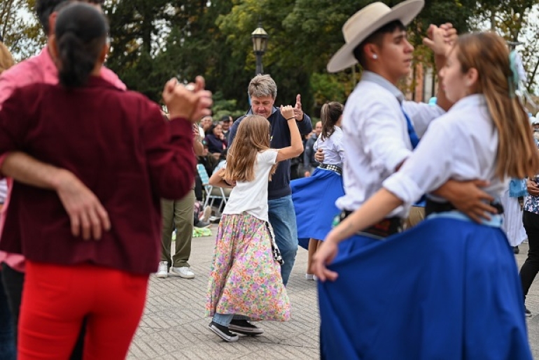 VILLA GOBERNADOR GÁLVEZ CELEBRÓ EL 25 DE MAYO CON UN FESTIVAL CHAMAMECERO