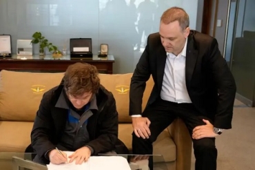 Milei firmó la reforma laboral y el Gobierno busca apoyo en el Senado