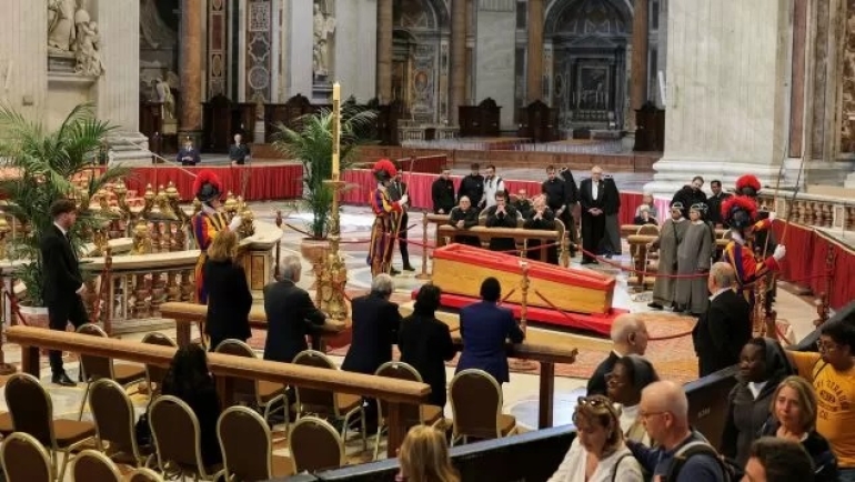 Miles de fieles despiden al papa Francisco en la Basílica de San Pedro
