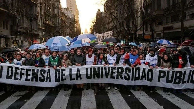 Tras el paro de universidades, otorgaron un aumento bimestral a docentes y no docentes