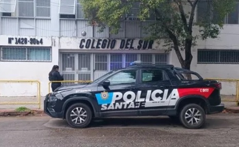 Escuela sin clases por cartel con mensaje mafioso