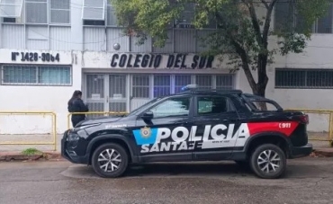 Escuela sin clases por cartel con mensaje mafioso