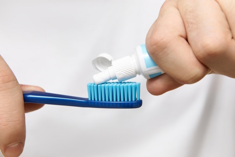 Se prohibió la venta de una marca de dentífrico por causar “lesiones en la boca”