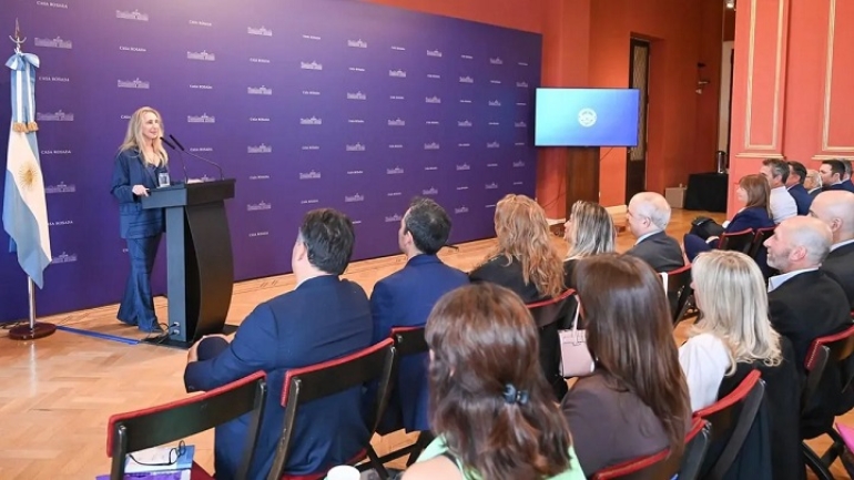 Milei saludo a los legisladores que Karina juntó en Casa Rosada para confirmar las extraordinarias