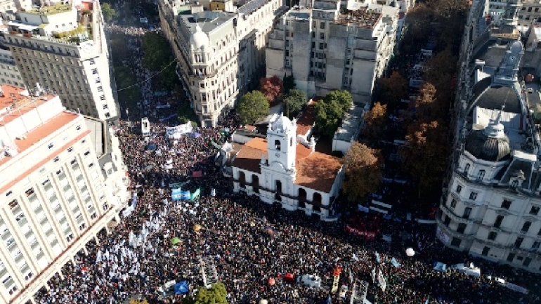 Cristina Kirchner: "Pueden encerrarme a mí pero no van a poder encerrar a todo el pueblo argentino"