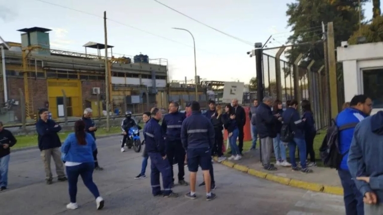 Avon cerró una de sus plantas y echó a casi 300 empleados por teléfono
