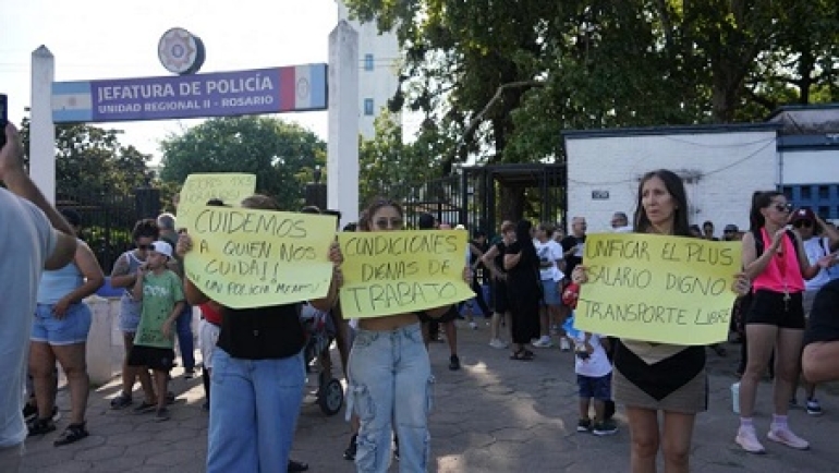 Familiares de policías bloquearon la Jefatura de Rosario en una protesta contra Pullaro