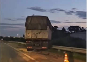 Dos camiones chocaron en autopista a Santa Fe y la cabina de uno cayó del puente