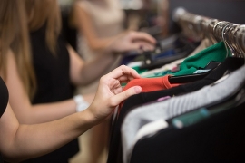 Bajan los impuestos a la importación de ropa, telas y calzado