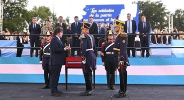 Milei encabezó la entrega del sable corvo de San Martín a los Granaderos