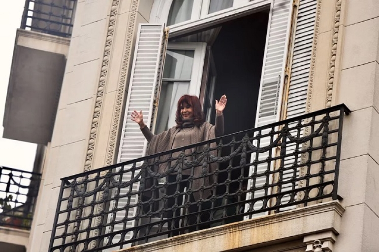Cristina Kirchner podrá salir al balcón, pero con "criterio y prudencia"