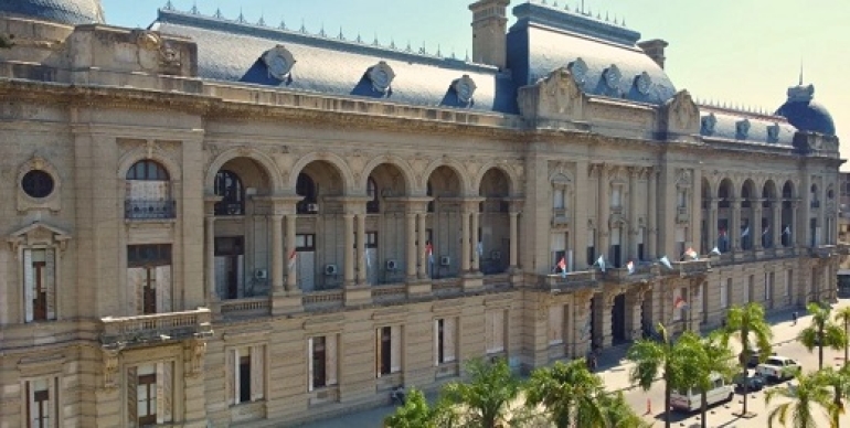 Provincia ofreció un aumento del 12,5% semestral a los estatales