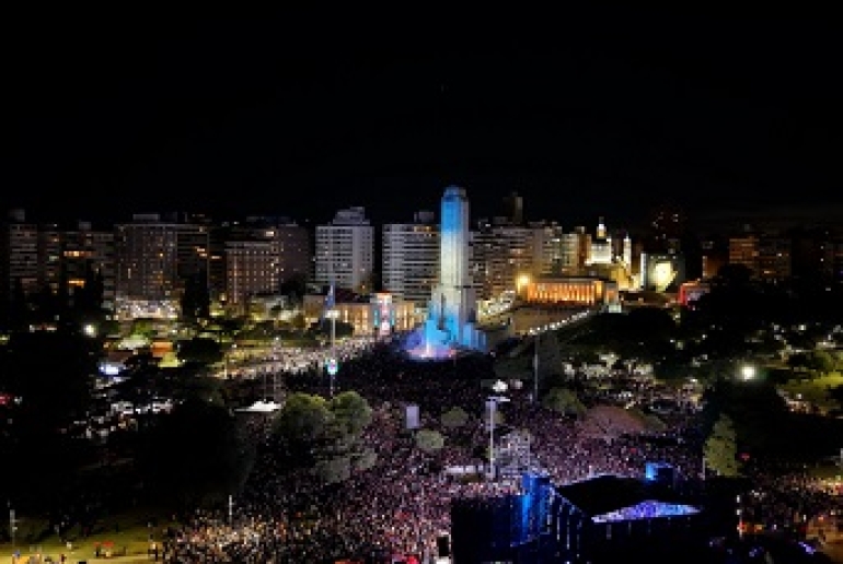 El Día de la Bandera reunió más de 350.000 personas en el Monumento