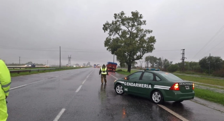 La autopista Rosario - Buenos Aires colapsada por el temporal