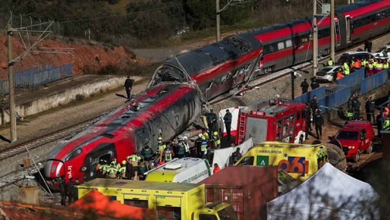 Chocaron dos trenes de alta velocidad en España, hay 39 muertos y un centenar de heridos