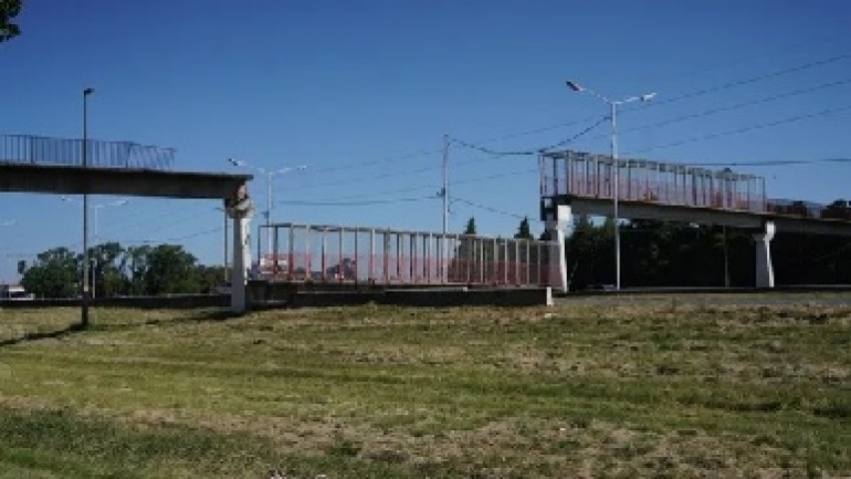 Cayó un puente en Circunvalación y Lagos por la embestida de un camión