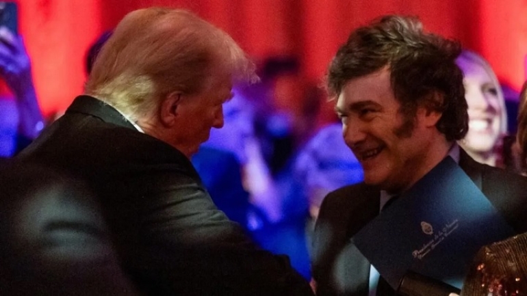 Milei y Caputo viajan de urgencia a Estados Unidos para recibir "un premio"