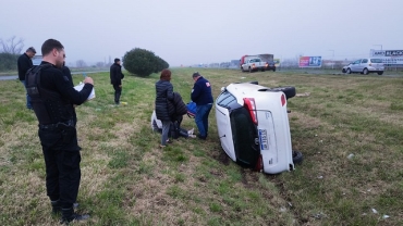 AU Rosario - Córdoba: El conductor de un auto perdió el control del rodado y terminó en el cantero central