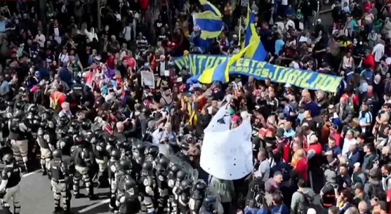 Incidentes entre la policía y los barras en la marcha de los jubilados frente al Congreso