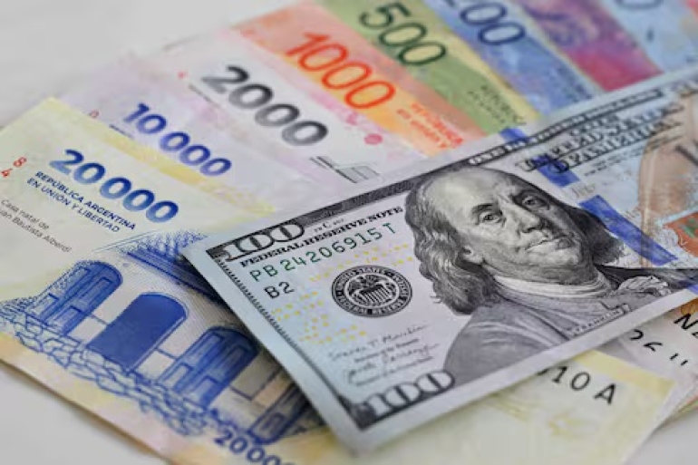 Dólar oficial salta a $1465
