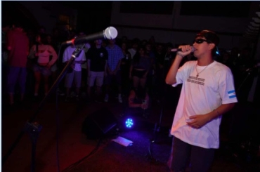 Maluko presentó "Hacha y Tiza" en la terraza del Lavardén