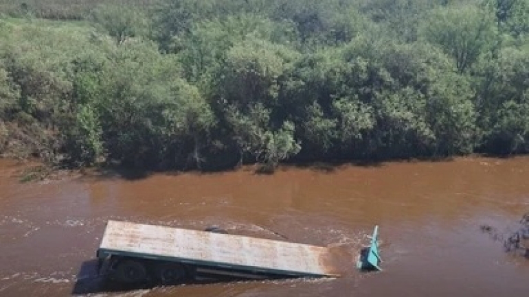 Autopista Rosario–Córdoba: Un camión cayó a un arroyo y buscan al conductor