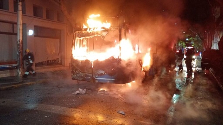 Se incendio un colectivo en Salta y Corrientes