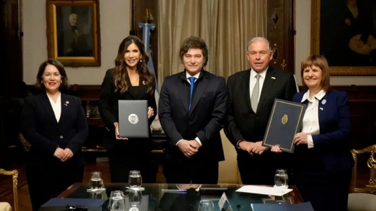 El Gobierno firmó un acuerdo para que los argentinos entren sin visa a Estados Unidos