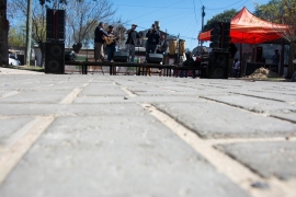 VECINOS DE CALLE THOMPSON CELEBRARON LA FINALIZACIÓN DE LAS OBRAS DE PAVIMENTACIÓN CON ADOQUINES