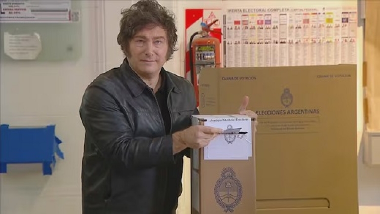 Javier Milei votó en Almagro acompañado por su hermana
