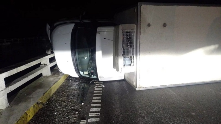 Volcó un camión en la autopista que interrumpe el regreso de hinchas de Newell´s