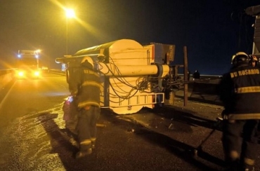 Puente Rosario-Victoria: Volcó un camión a metros del peaje complicó el tránsito