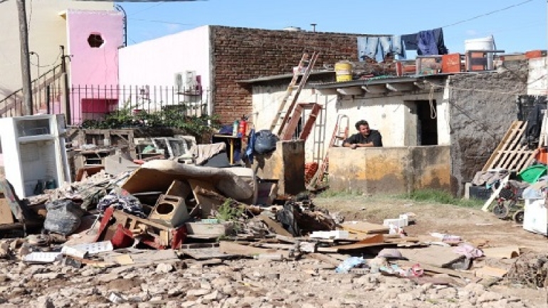 Bahía Blanca: “hay pilas de escombros, ropa de los negocios, muebles, el panorama es terrible”