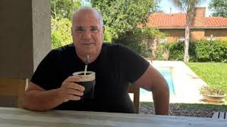 Juliàn Galdeano en Europa con crisis en el gabinete