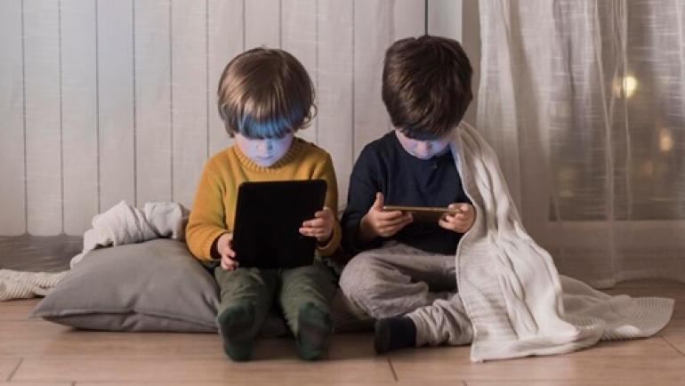 Preocupación por el uso masivo de la pantalla en niños.