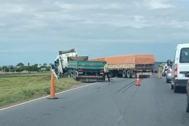 Autopista a Bs As: Imprudencia de una conductora causó un choque entre camiones