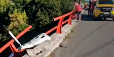 AU. ROSARIO-STA.FE: Sigue cortada altura La Ribera por el camión que cayó al Carcaraña