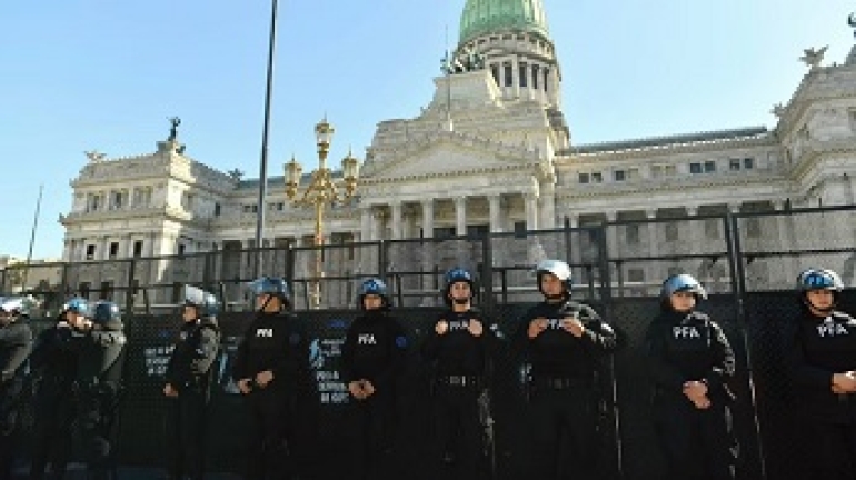 Llegó al Congreso un rifle de aire comprimido que un diputado pidió por delivery