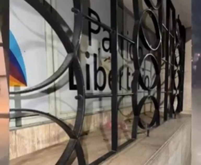 Detenido por arrojar excremento contra un local libertario