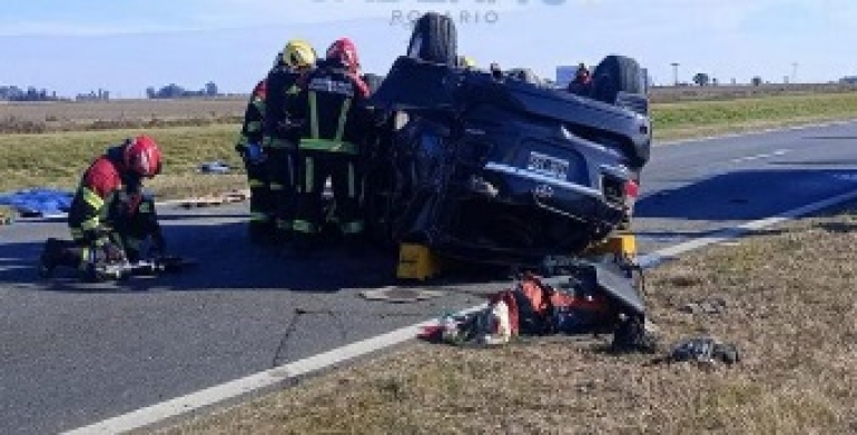 Un muerto y dos heridos al volcar una camioneta en la autopista Rosario-Córdoba