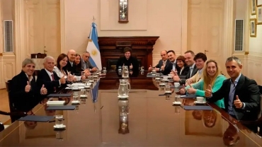 Milei abre el juego a los gobernadores y conformará una mesa política nacional