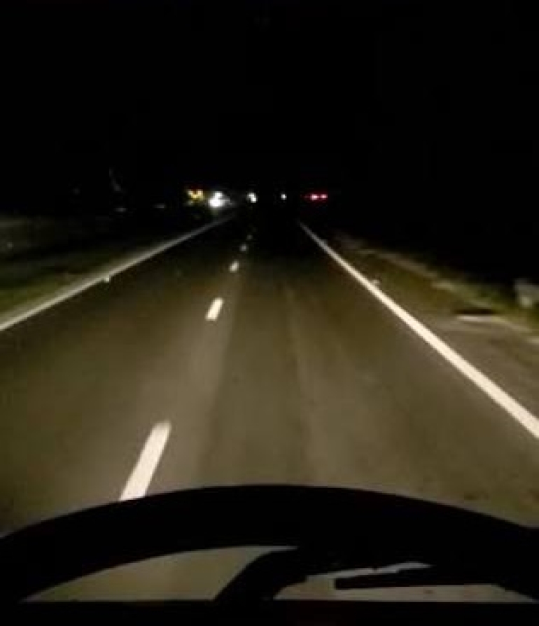 Autos dañados por piedras sobre la Autopista Rosario-Córdoba