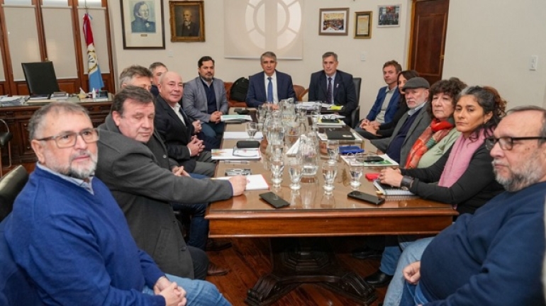 La Provincia retoma la negociación salarial con docentes y estatales
